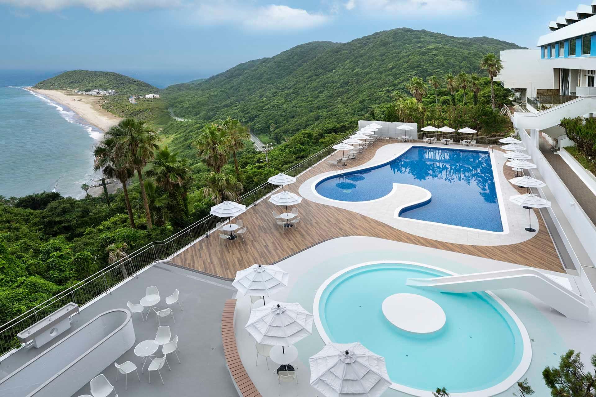 Irago_OR_OutdoorPool_01_MV_1920_1280.jpg